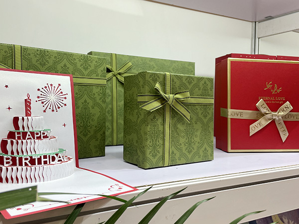 紙品化妝品盒膠應(yīng)用場景圖